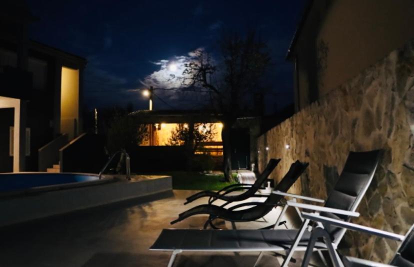 Iva Apartman Sa Bazenom Donji Zemunik Exterior foto